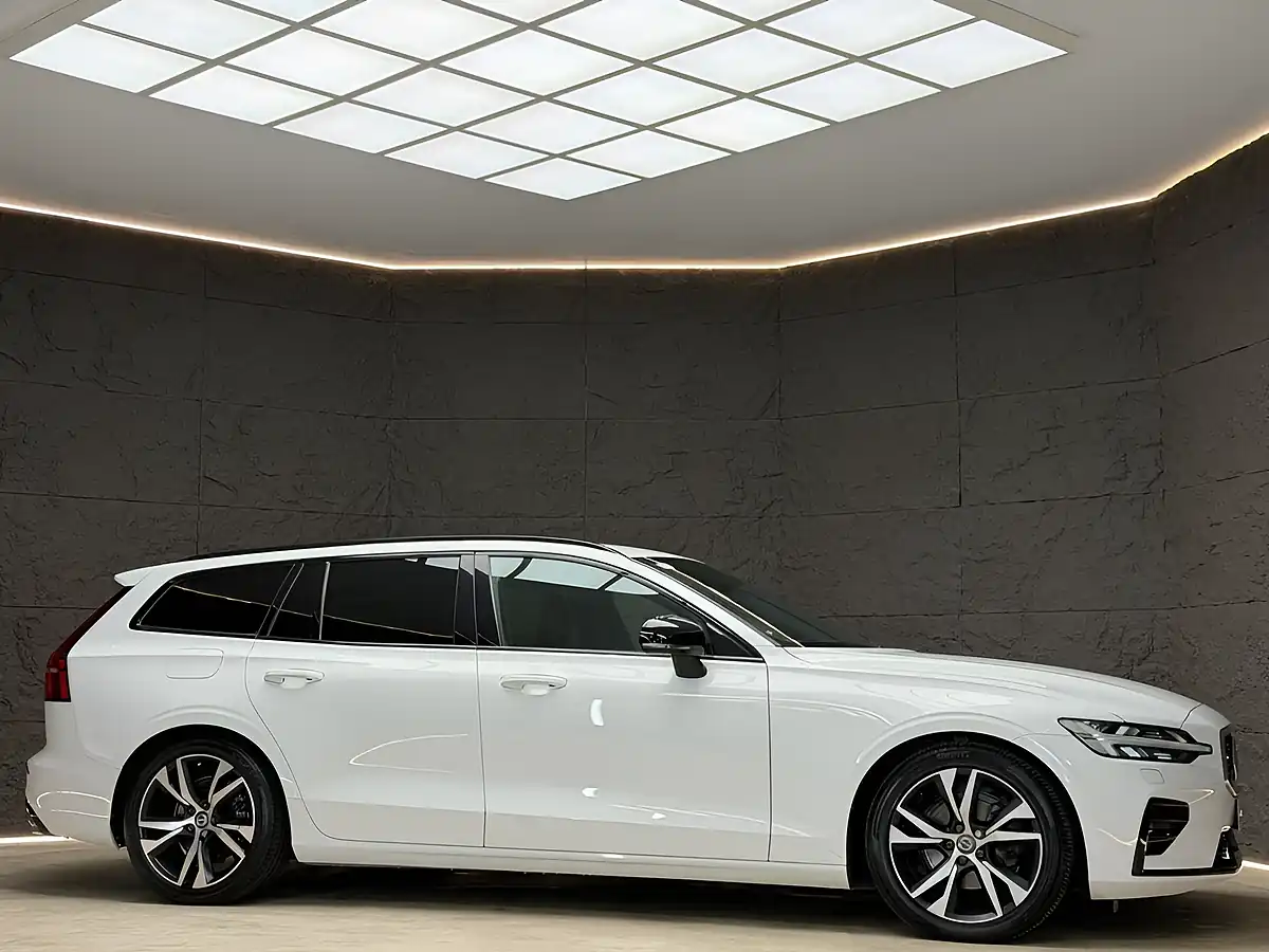 Used 2019 Volvo V60 R-Design Plus White - Interior and Exterior details 10