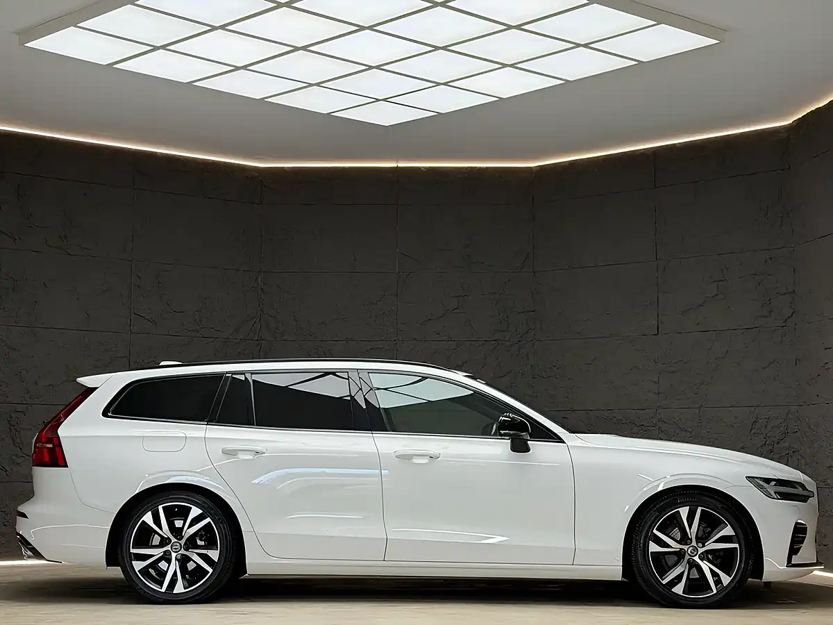 Used 2019 Volvo V60 R-Design Plus White - Interior and Exterior details 11