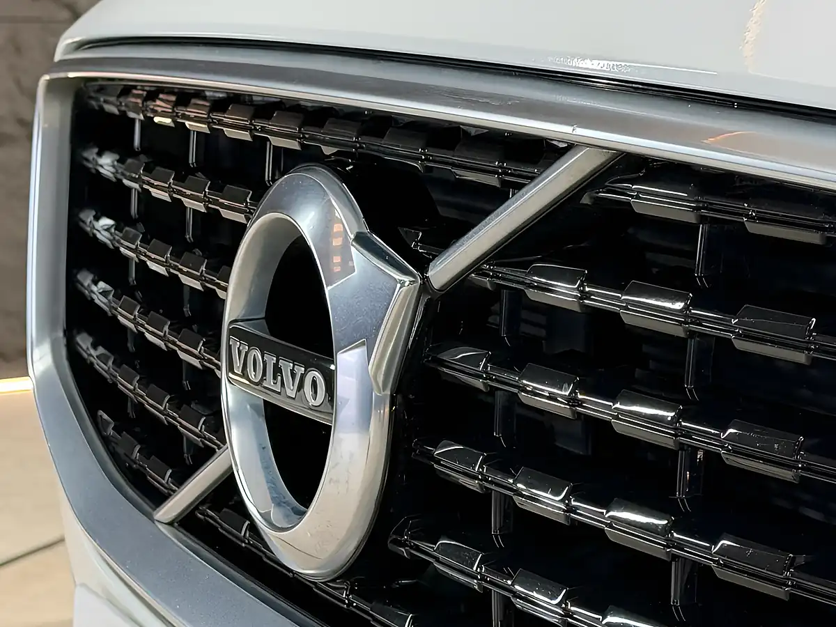 Used 2019 Volvo V60 R-Design Plus White - Interior and Exterior details 16