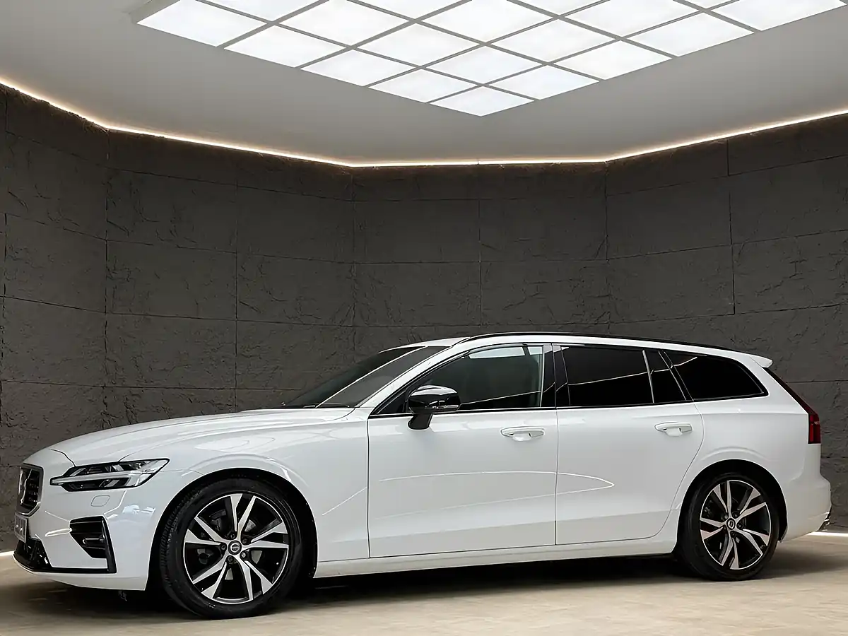 Used 2019 Volvo V60 R-Design Plus White - Interior and Exterior details 6