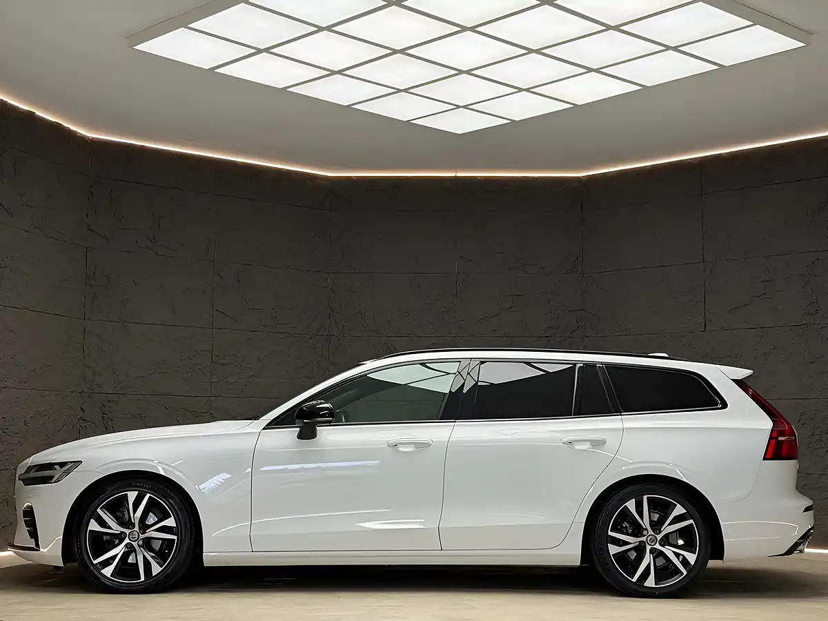 Used 2019 Volvo V60 R-Design Plus White - Interior and Exterior details 7