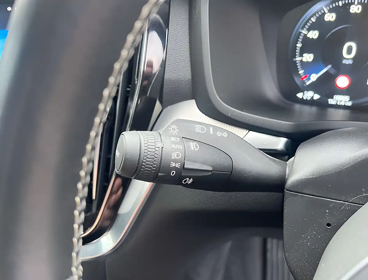Used 2019 Volvo V60 R-Design Pro Bright Silver - Interior and Exterior details 19