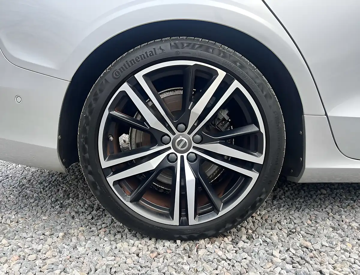 Used 2019 Volvo V60 R-Design Pro Bright Silver - Interior and Exterior details 9