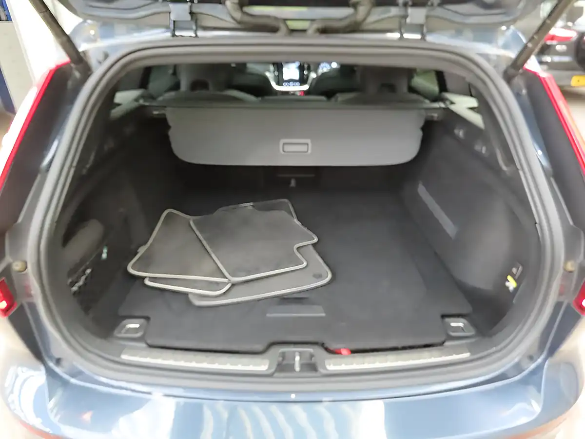 Used 2019 Volvo V60 R-Design Pro Denim Blue - Interior and Exterior details 10