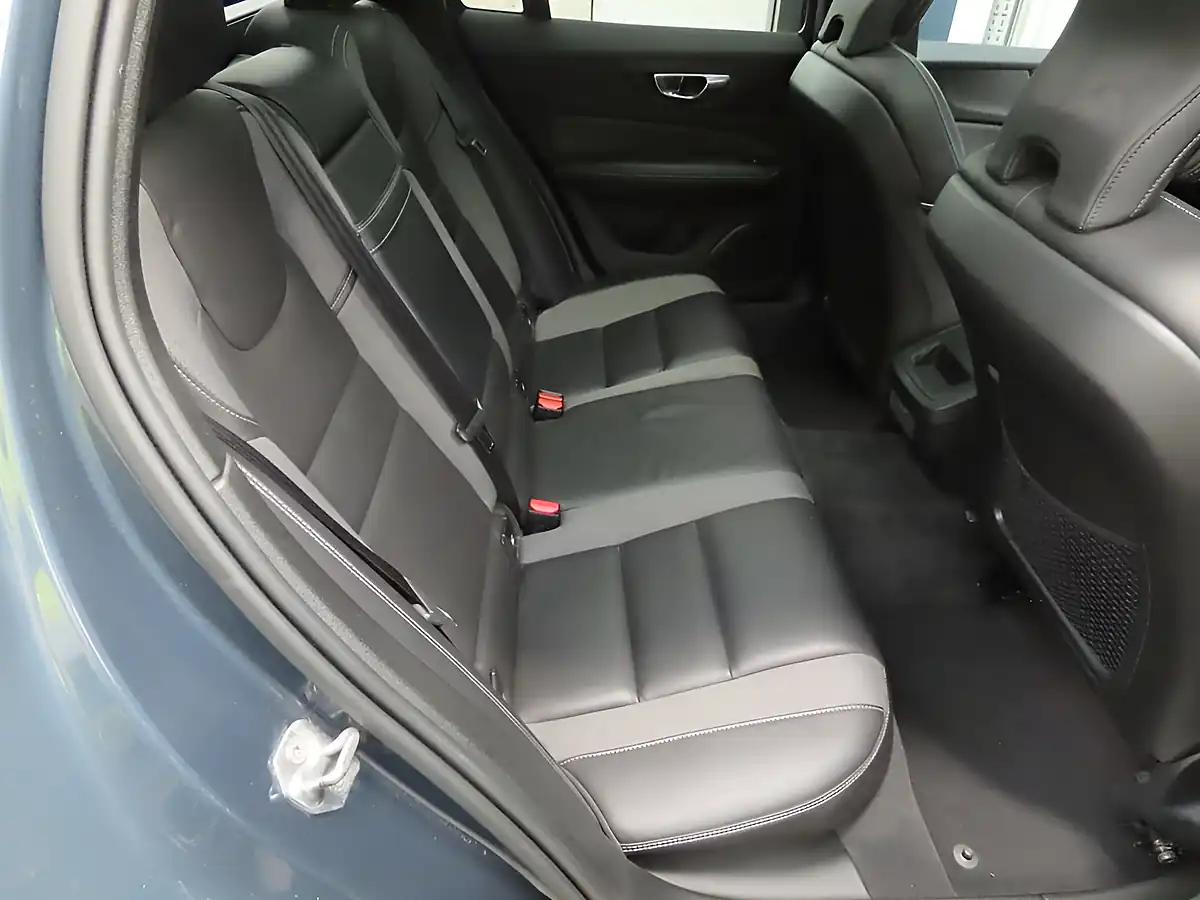 Used 2019 Volvo V60 R-Design Pro Denim Blue - Interior and Exterior details 5