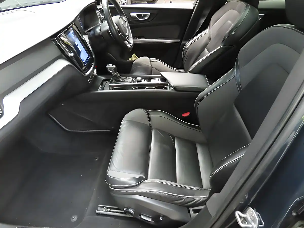 Used 2019 Volvo V60 R-Design Pro Denim Blue - Interior and Exterior details 7