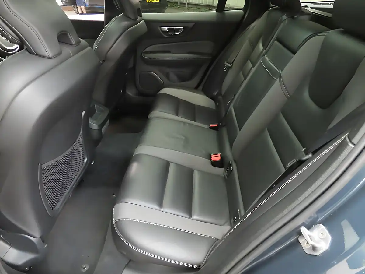 Used 2019 Volvo V60 R-Design Pro Denim Blue - Interior and Exterior details 8