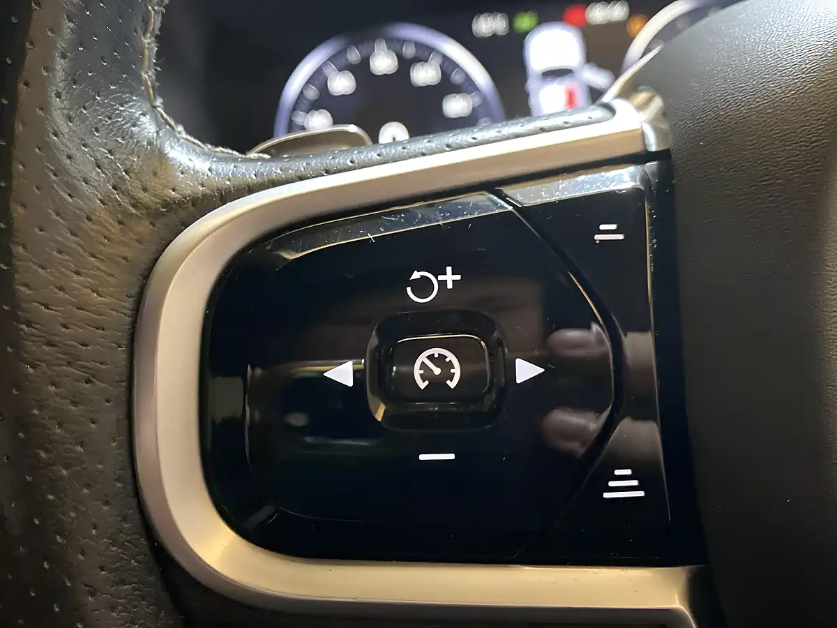 Used 2019 Volvo V90 R-Design Black - Interior and Exterior details 9