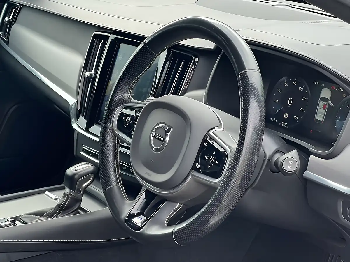 Used 2019 Volvo V90 R-Design Crystal White - Interior and Exterior details 15