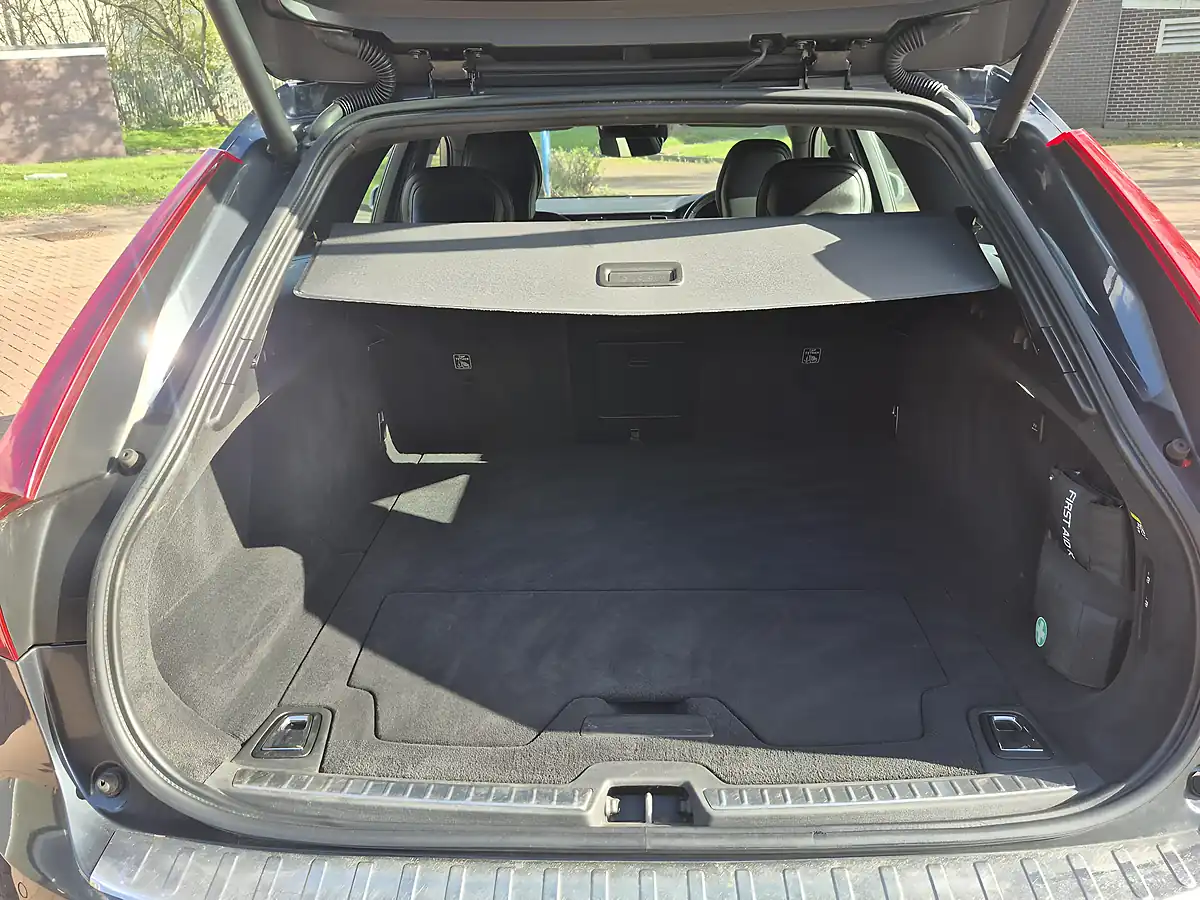 Used 2019 Volvo V90 R-Design Savile Grey - Interior and Exterior details 10