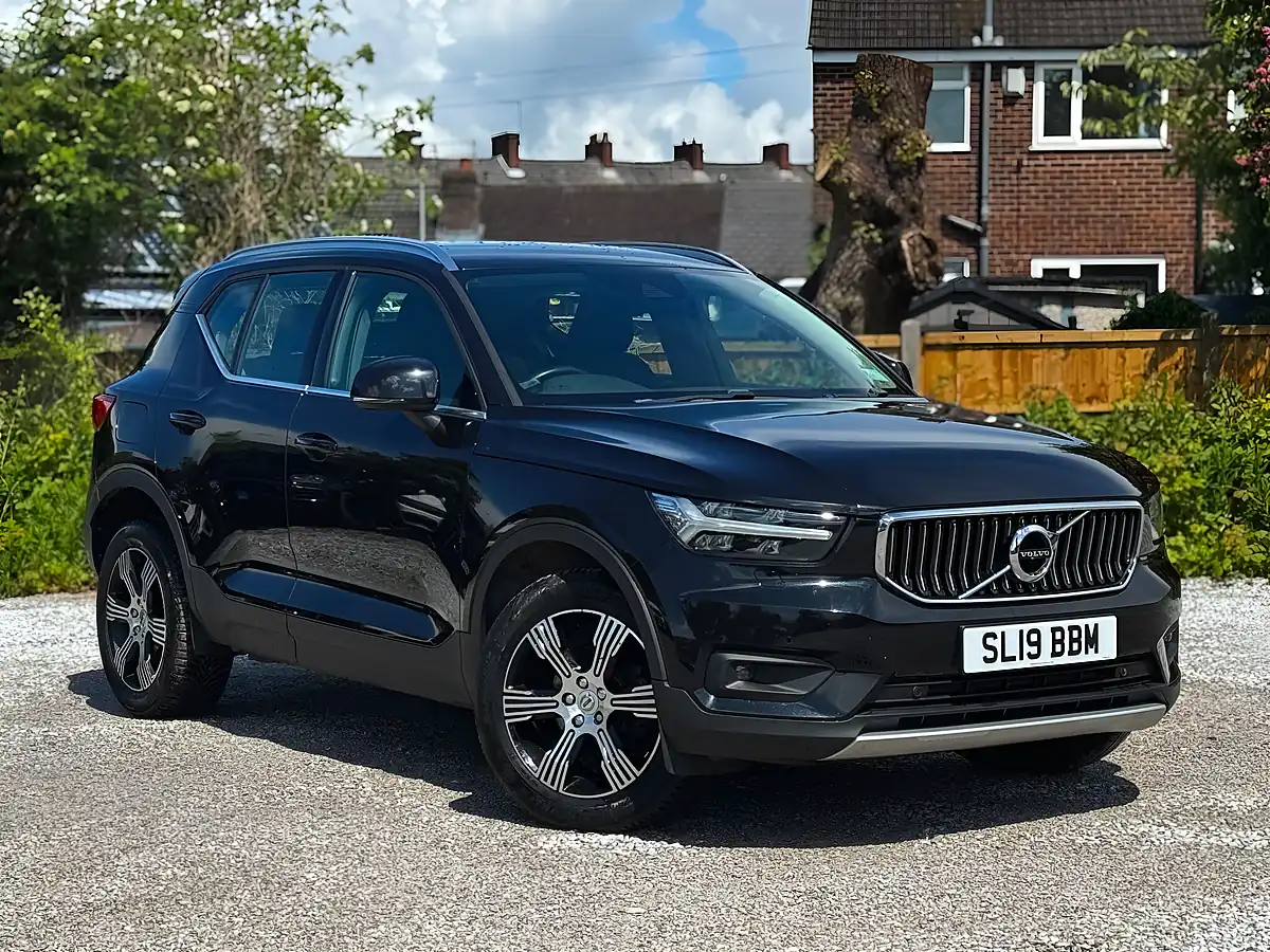 Used 2019 Volvo XC40 Inscription Black - Front View