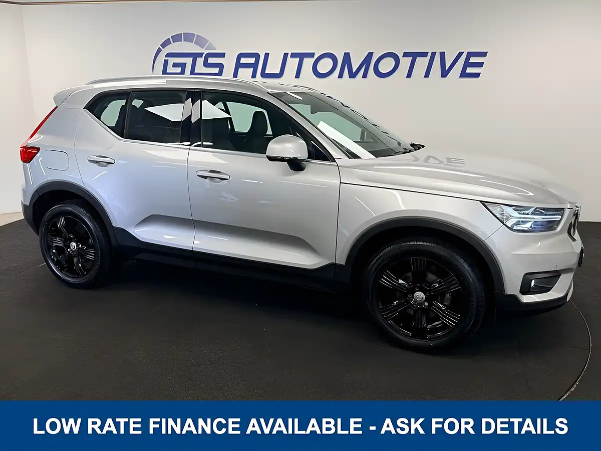 Used 2019 Volvo XC40 Inscription Bright Silver - Front View