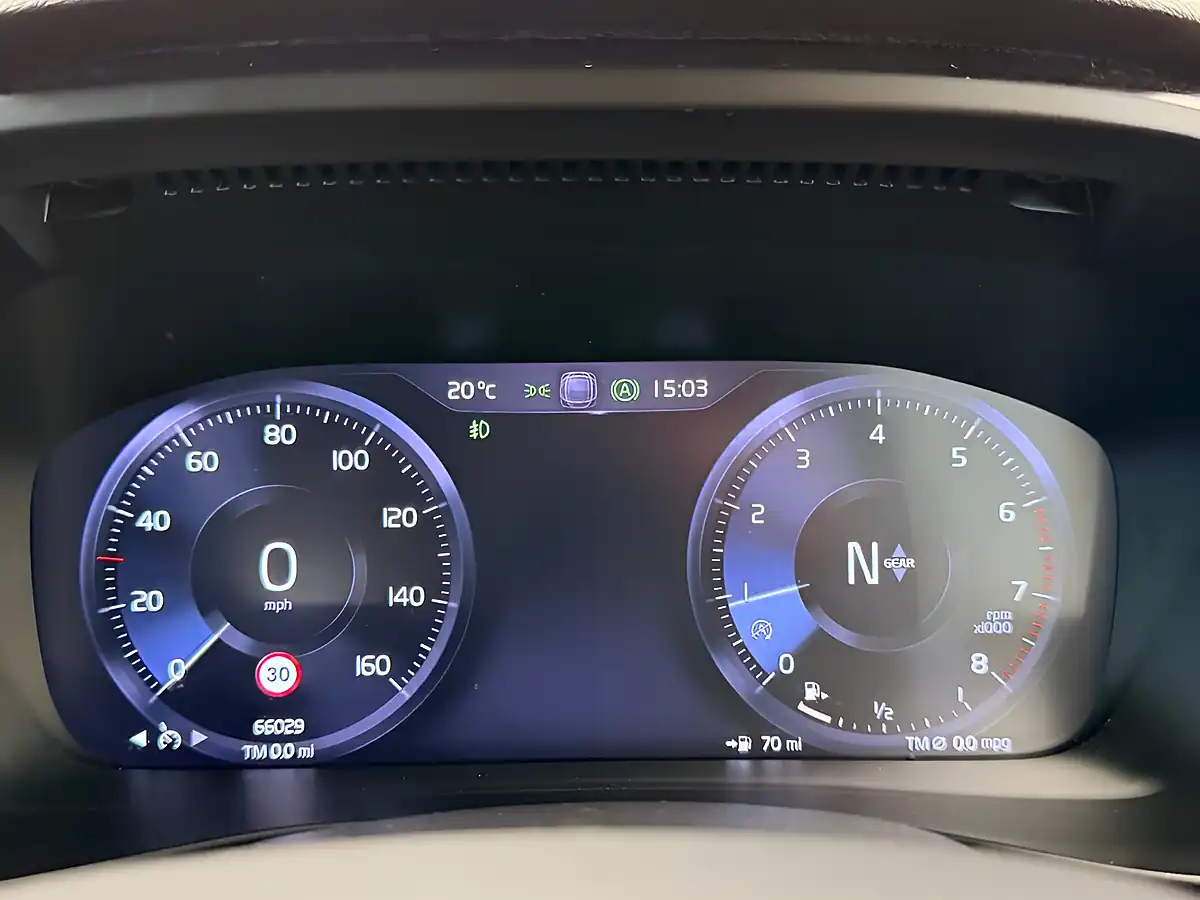 Used 2019 Volvo XC40 Inscription Bright Silver - Interior and Exterior details 12
