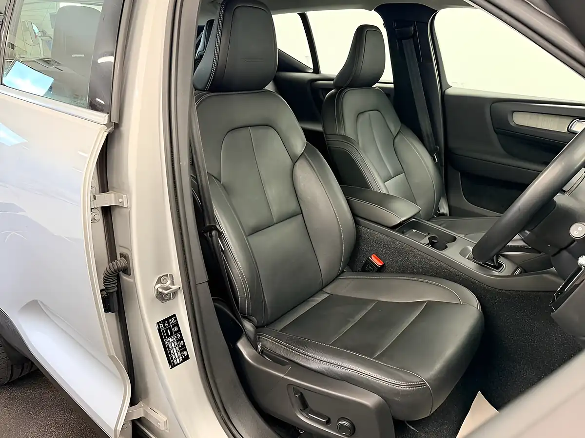 Used 2019 Volvo XC40 Inscription Bright Silver - Interior and Exterior details 3