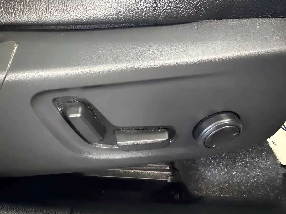 Used 2019 Volvo XC40 Inscription Bright Silver - Interior and Exterior details 4