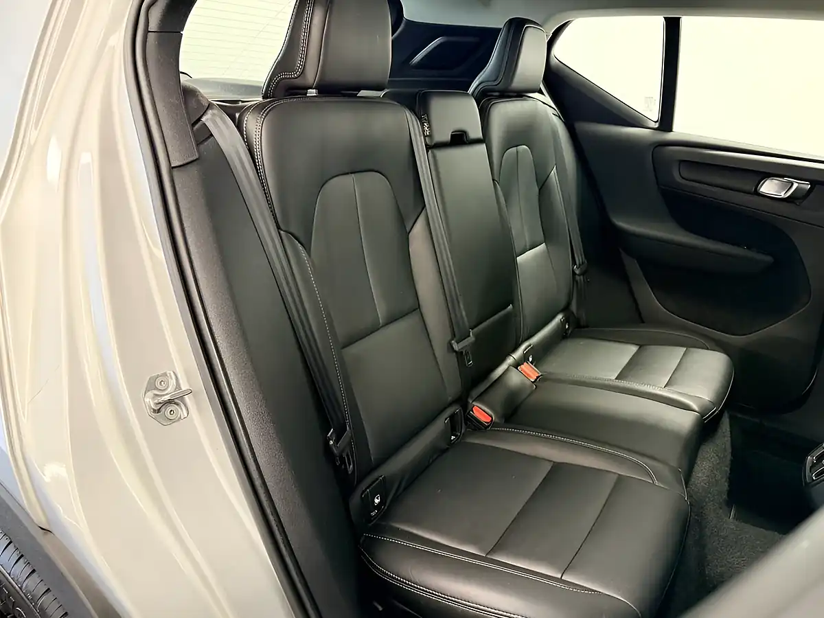 Used 2019 Volvo XC40 Inscription Bright Silver - Interior and Exterior details 5