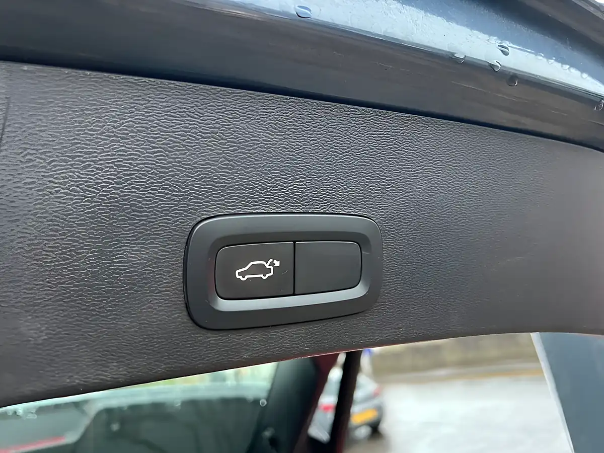 Used 2019 Volvo XC40 Inscription Denim Blue - Interior and Exterior details 13