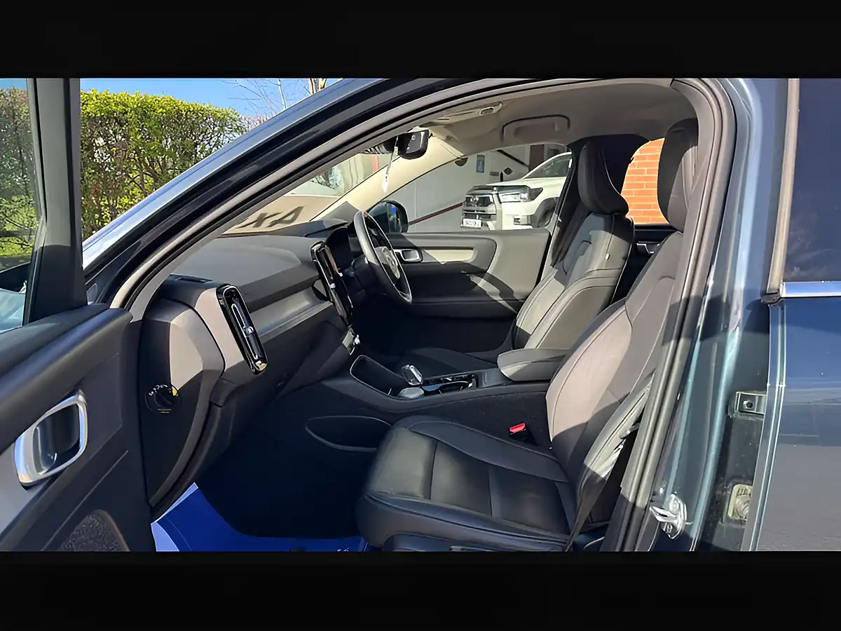 Used 2019 Volvo XC40 Inscription Denim Blue - Interior and Exterior details 17