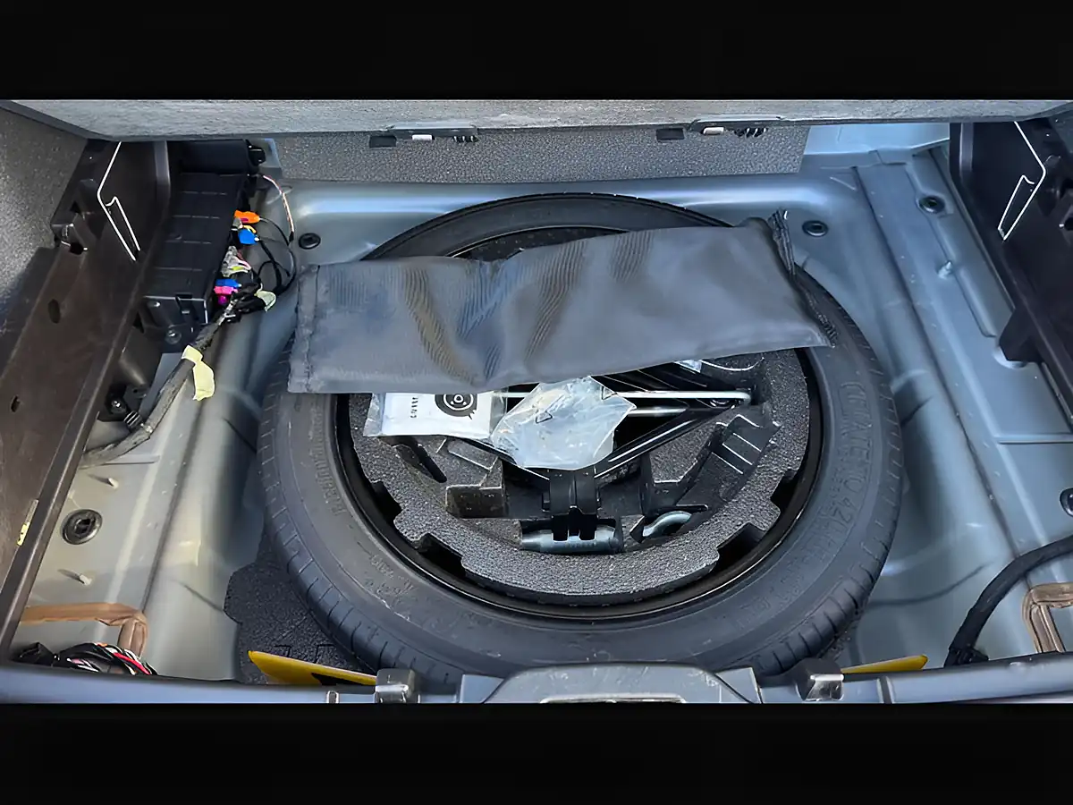 Used 2019 Volvo XC40 Inscription Denim Blue - Interior and Exterior details 5