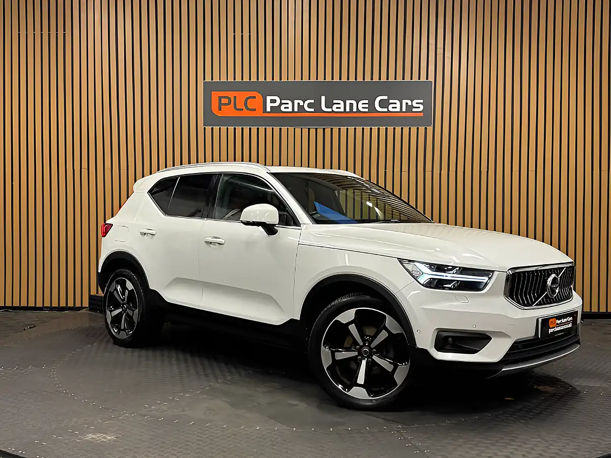 Used 2019 Volvo XC40 Inscription Pro Crystal White - Front View