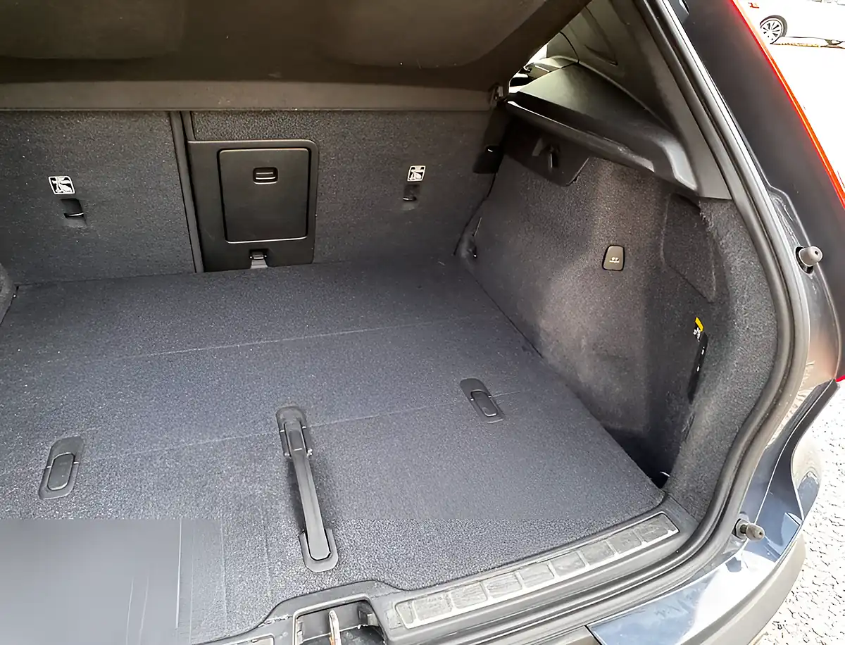 Used 2019 Volvo XC40 Inscription Pro Denim Blue - Interior and Exterior details 11