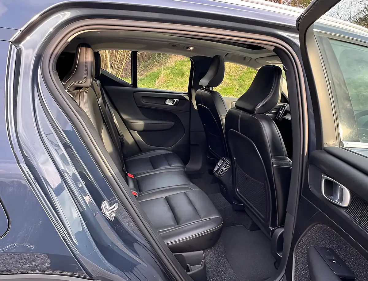 Used 2019 Volvo XC40 Inscription Pro Denim Blue - Interior and Exterior details 16