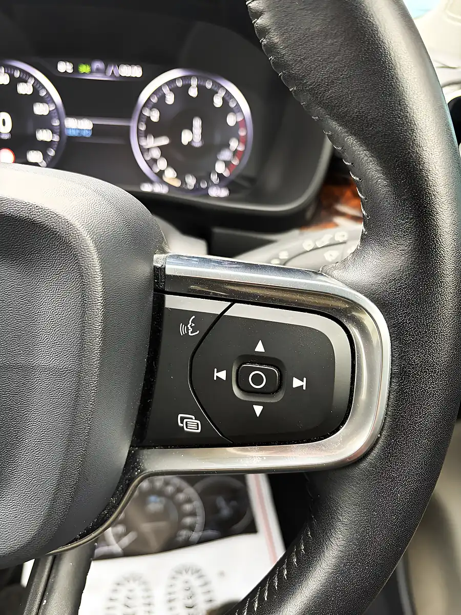 Used 2019 Volvo XC40 Inscription Pro Denim Blue - Interior and Exterior details 16