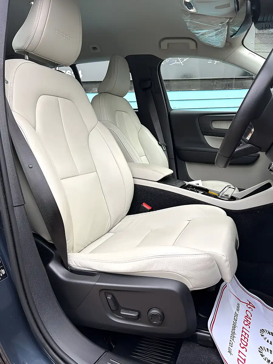 Used 2019 Volvo XC40 Inscription Pro Denim Blue - Interior and Exterior details 6