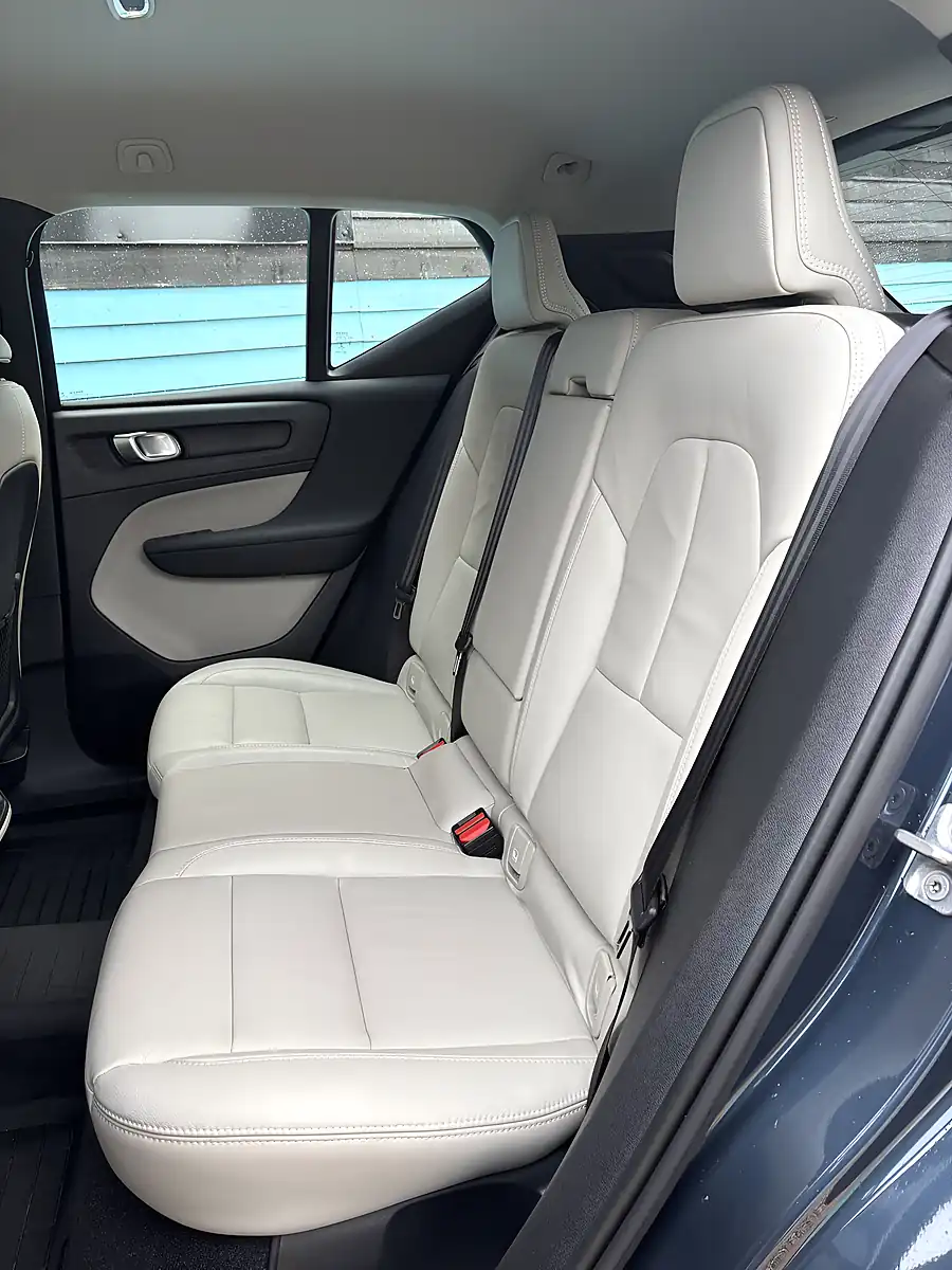 Used 2019 Volvo XC40 Inscription Pro Denim Blue - Interior and Exterior details 8