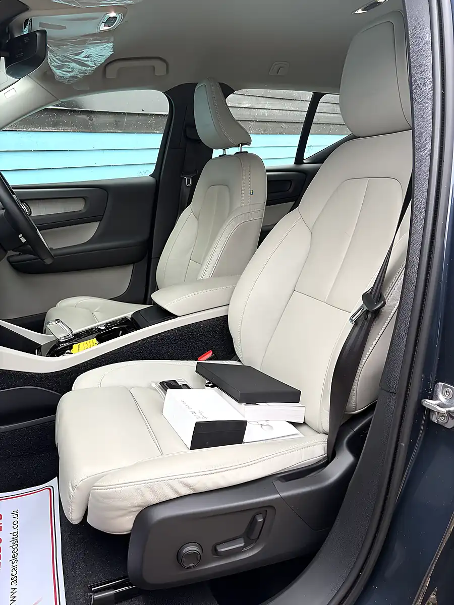 Used 2019 Volvo XC40 Inscription Pro Denim Blue - Interior and Exterior details 9