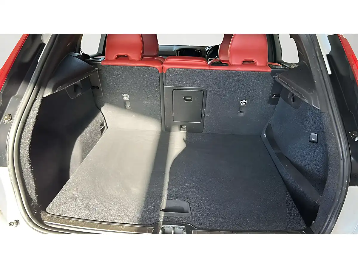 Used 2019 Volvo XC40 Inscription White - Interior and Exterior details 16