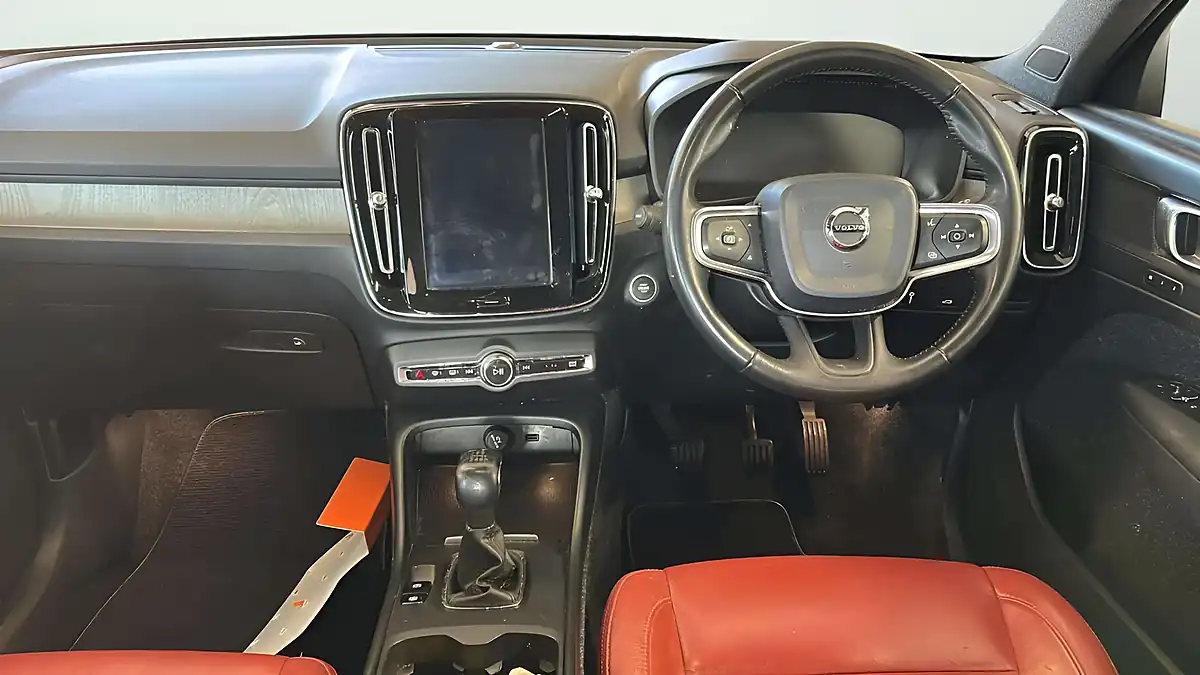 Used 2019 Volvo XC40 Inscription White - Interior and Exterior details 8