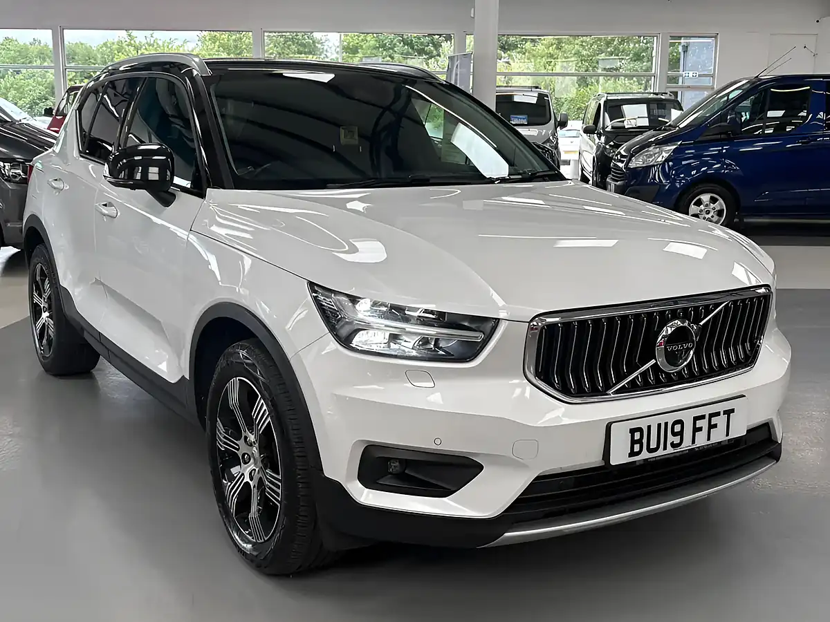 Used 2019 Volvo XC40 Inscription White - Front View