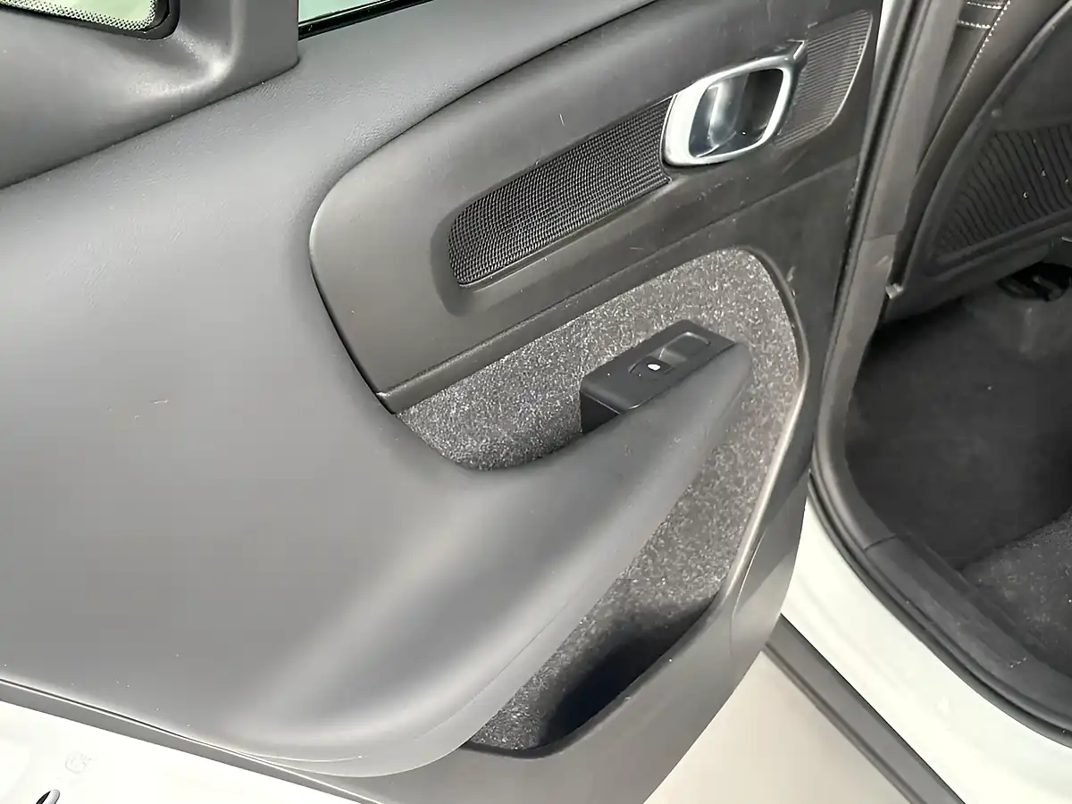 Used 2019 Volvo XC40 Inscription White - Interior and Exterior details 14