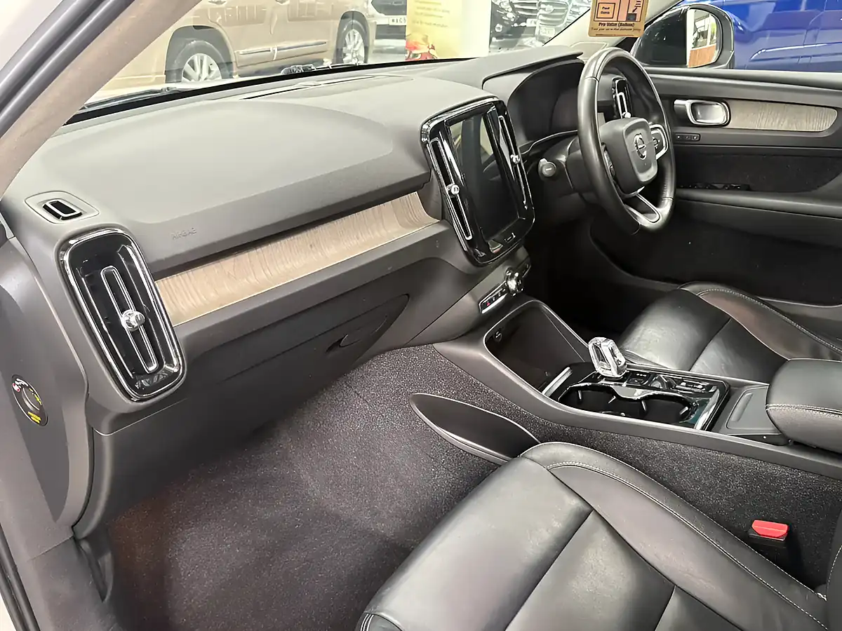 Used 2019 Volvo XC40 Inscription White - Interior and Exterior details 19