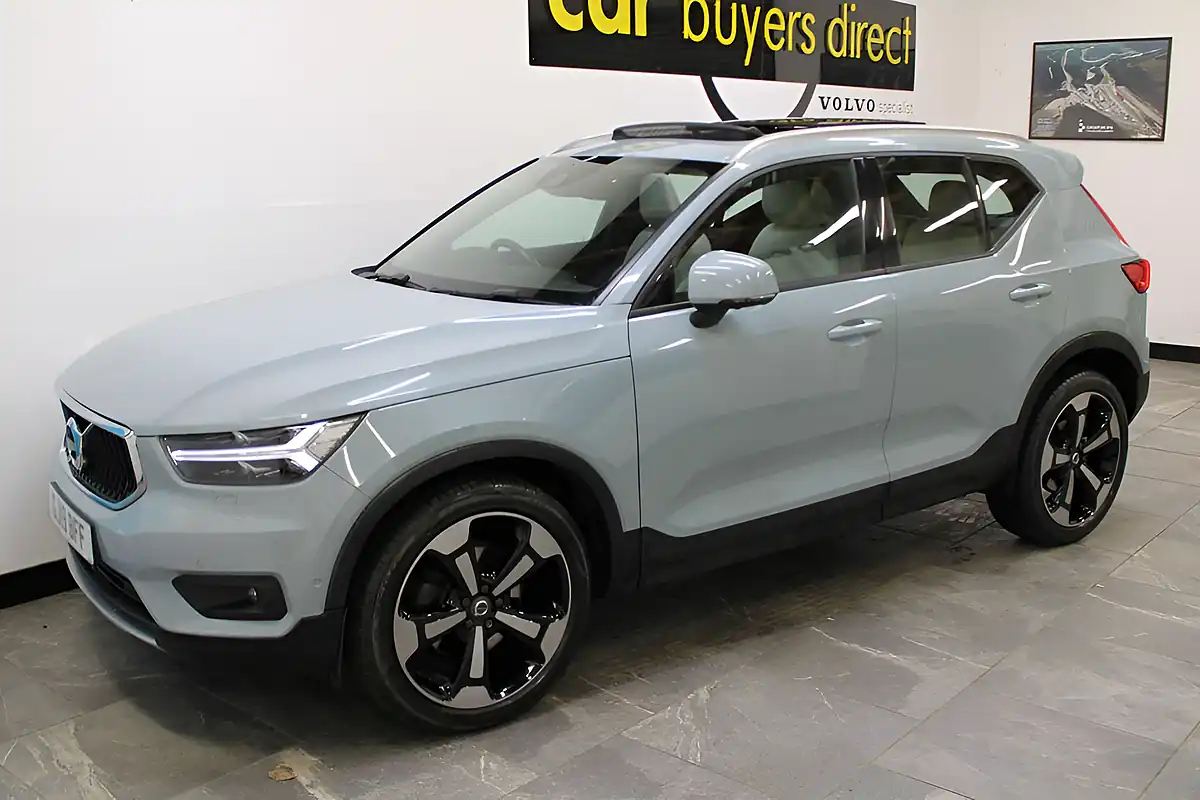 Used 2019 Volvo XC40 Momentum Pro Blue - Interior and Exterior details 12