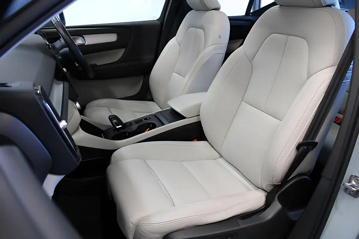 Used 2019 Volvo XC40 Momentum Pro Blue - Interior and Exterior details 15