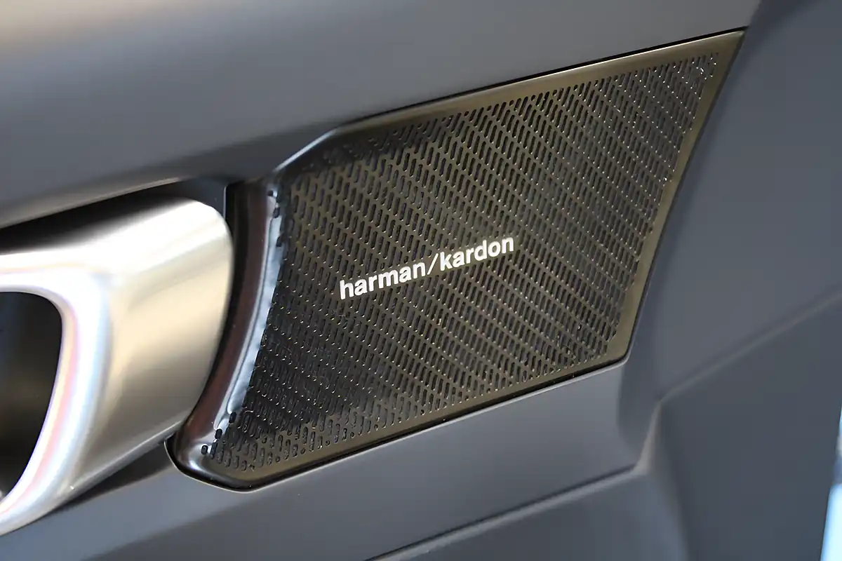 Used 2019 Volvo XC40 Momentum Pro Blue - Interior and Exterior details 16