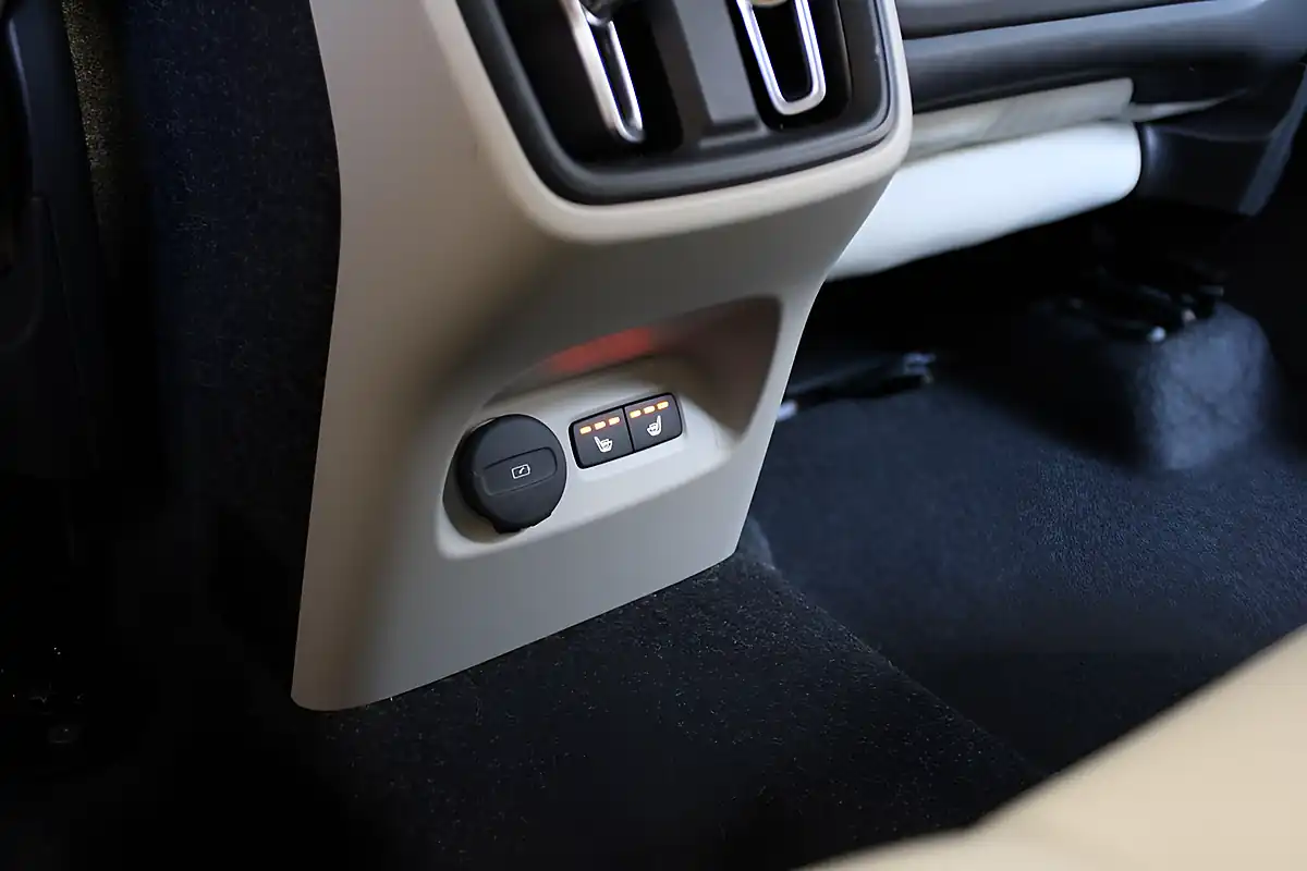 Used 2019 Volvo XC40 Momentum Pro Blue - Interior and Exterior details 17