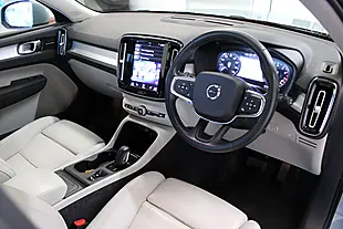 Used 2019 Volvo XC40 Momentum Pro Blue - Interior and Exterior details 18