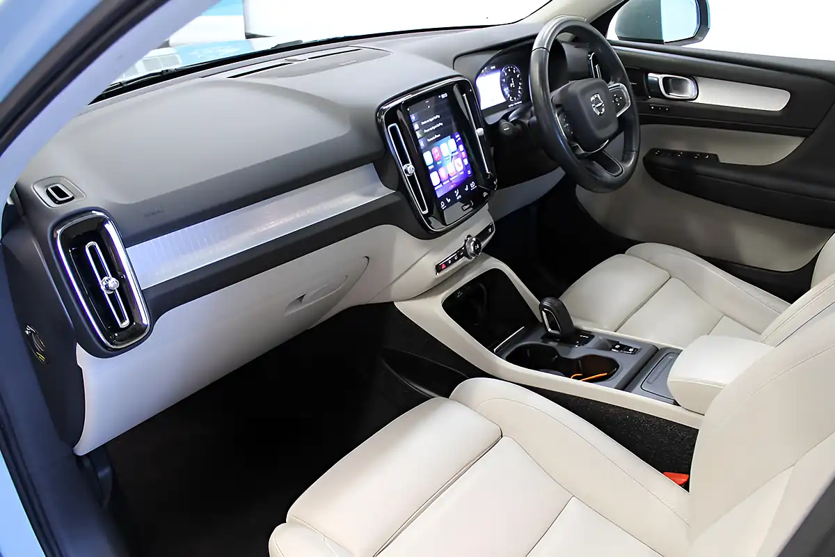 Used 2019 Volvo XC40 Momentum Pro Blue - Interior and Exterior details 2