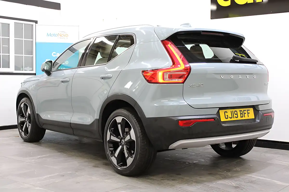 Used 2019 Volvo XC40 Momentum Pro Blue - Interior and Exterior details 3