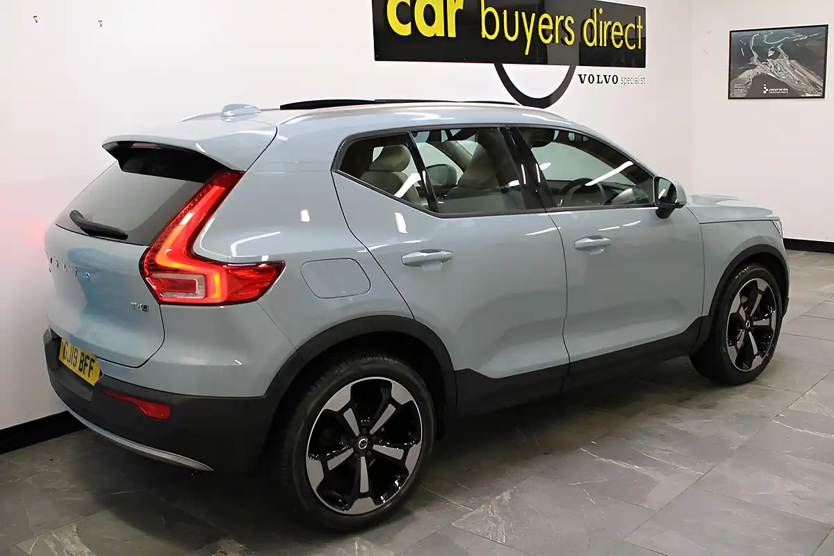 Used 2019 Volvo XC40 Momentum Pro Blue - Interior and Exterior details 4