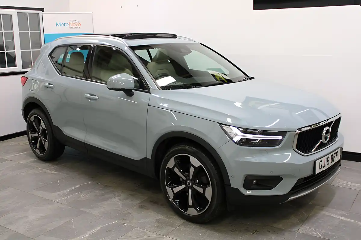 Used 2019 Volvo XC40 Momentum Pro Blue - Interior and Exterior details 5
