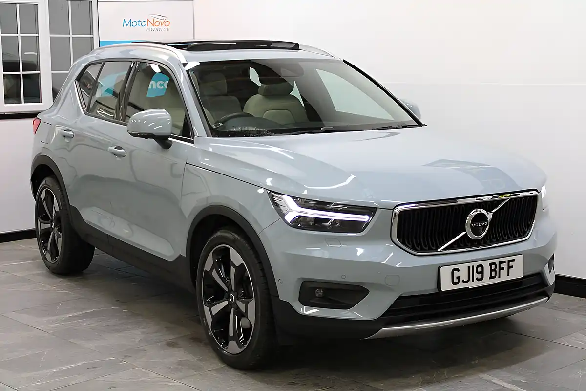 Used 2019 Volvo XC40 Momentum Pro Blue - Interior and Exterior details 6