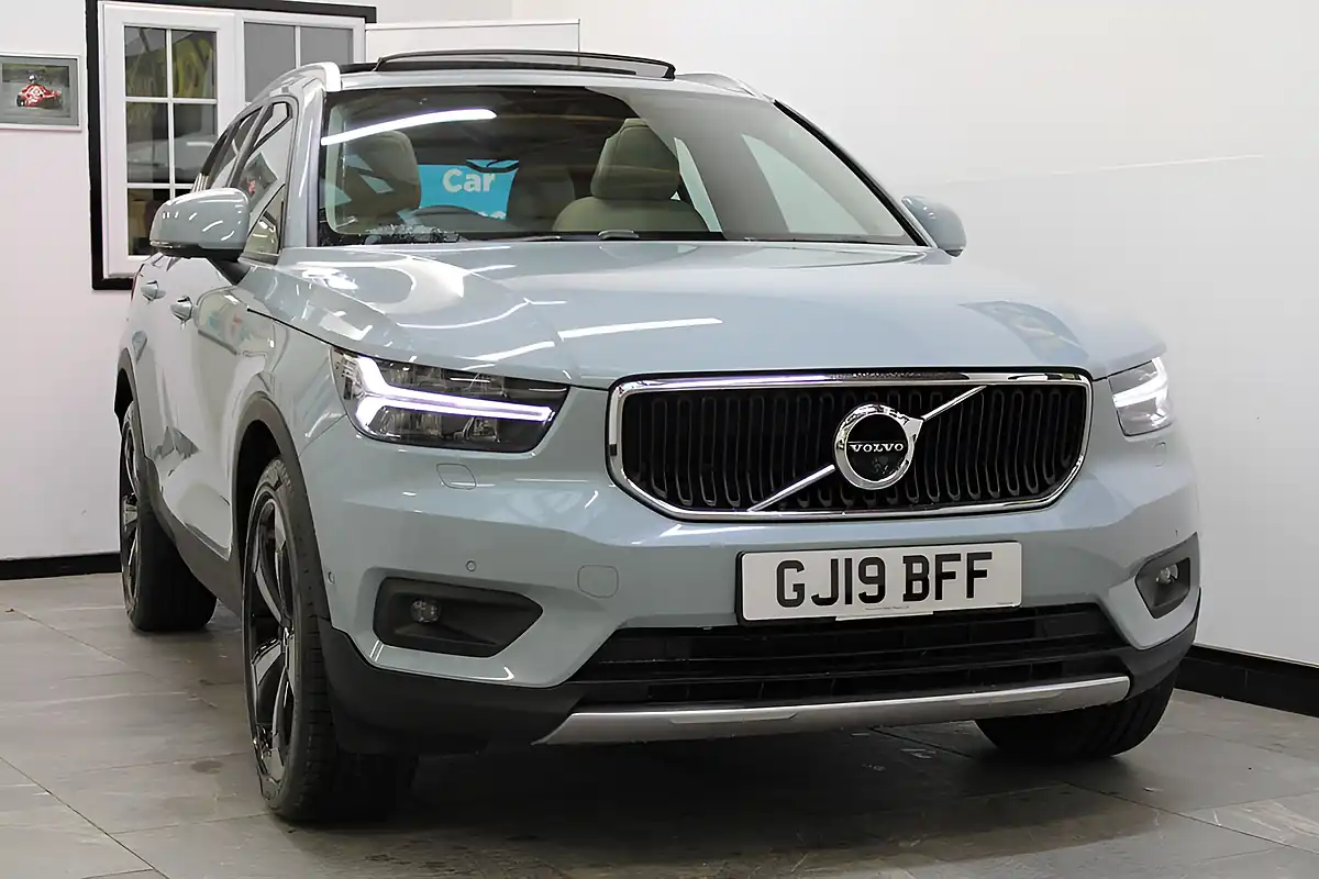 Used 2019 Volvo XC40 Momentum Pro Blue - Interior and Exterior details 7