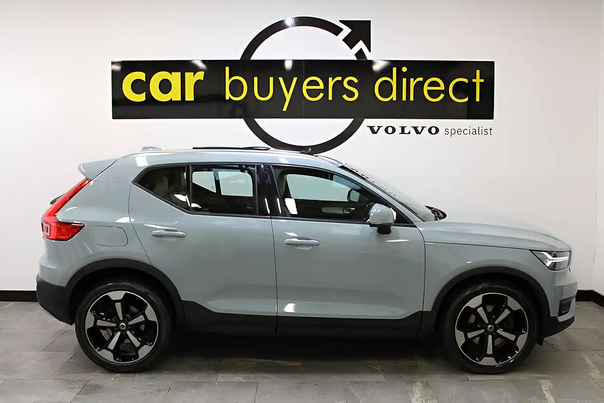Used 2019 Volvo XC40 Momentum Pro Blue - Interior and Exterior details 8