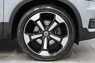 Used 2019 Volvo XC40 Momentum Pro Blue - Interior and Exterior details 9