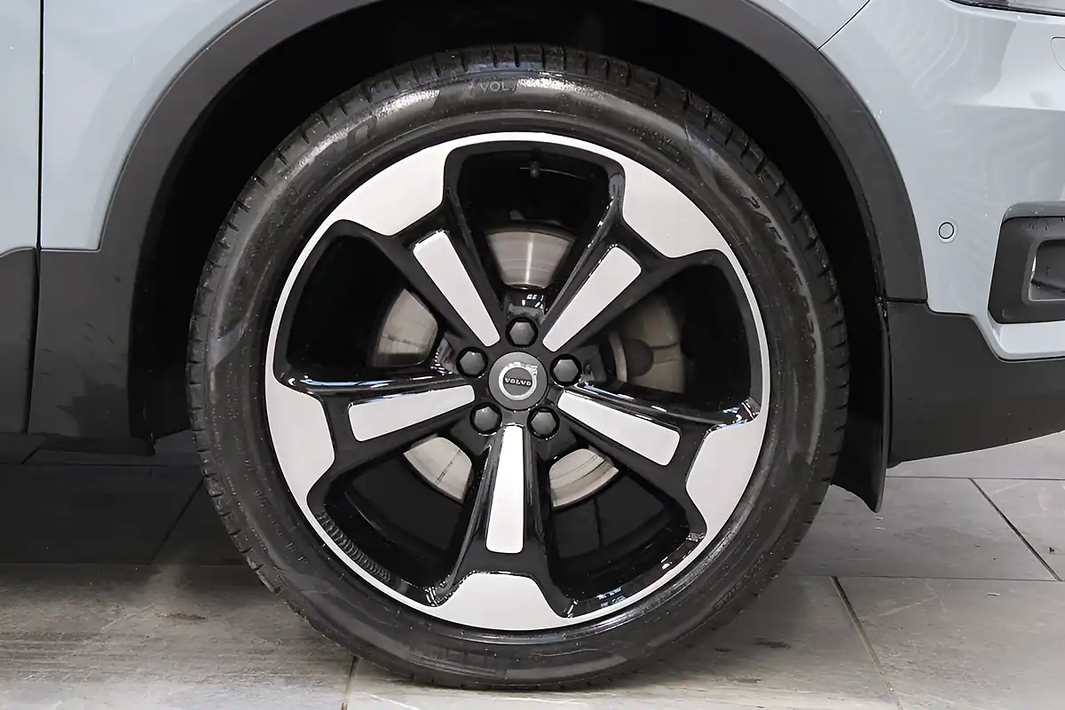 Used 2019 Volvo XC40 Momentum Pro Blue - Interior and Exterior details 9