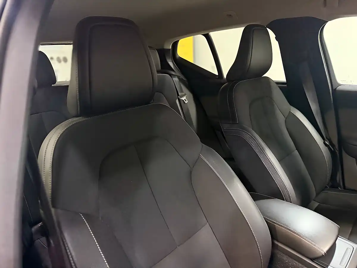 Used 2019 Volvo XC40 Momentum Pro Silver - Interior and Exterior details 10